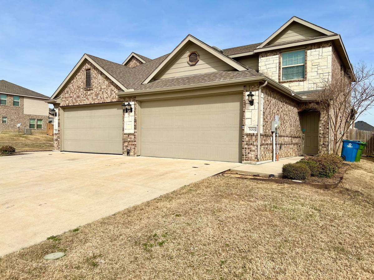 Townhouse for rent at 5002 Villas Dr, Sanger, TX 76266