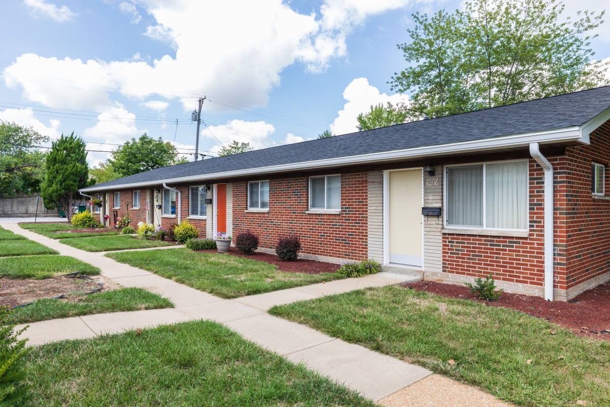 Apartment for rent at 901-996 Broadmoor Lane, Saint Charles, MO 63301