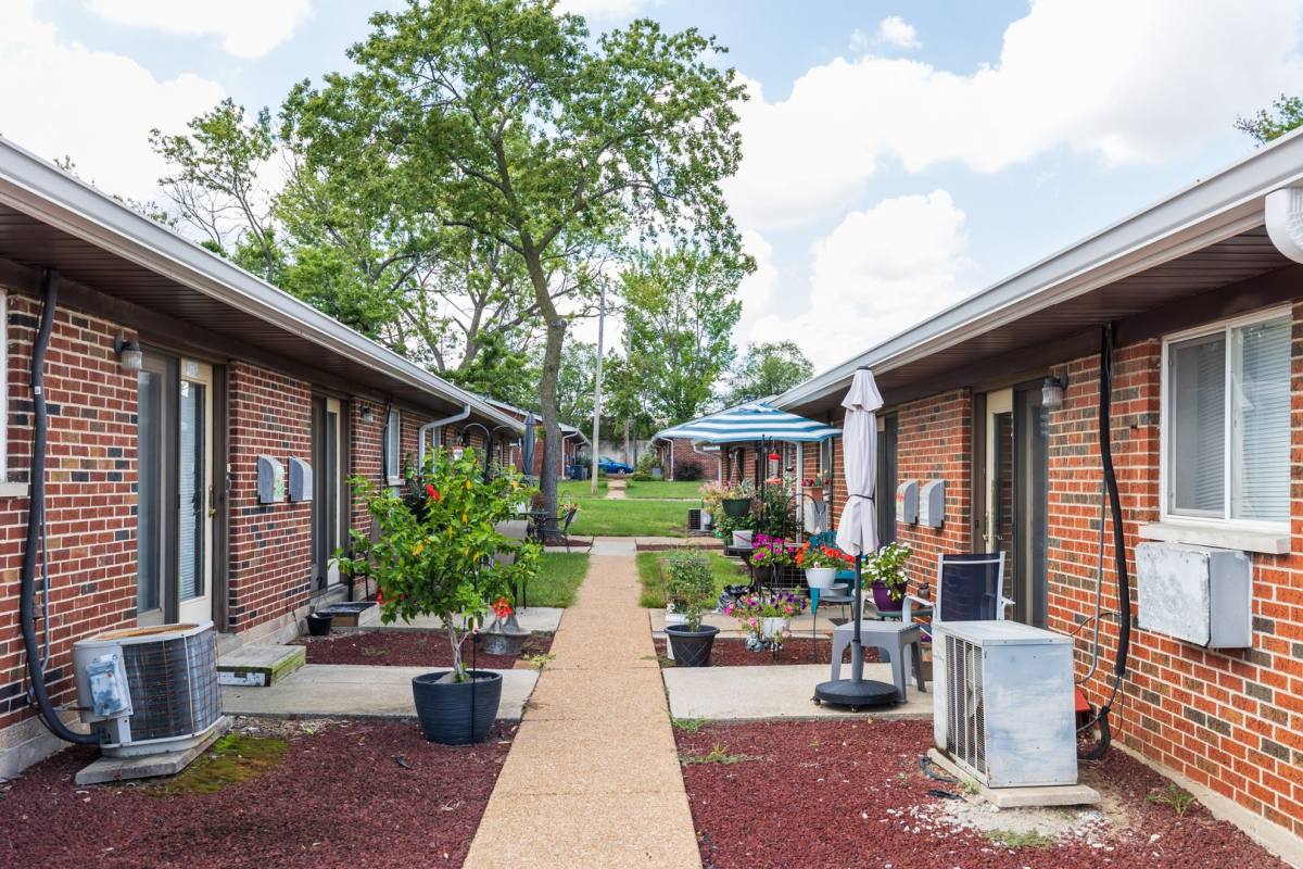 Apartment for rent at 901-996 Broadmoor Lane, Saint Charles, MO 63301