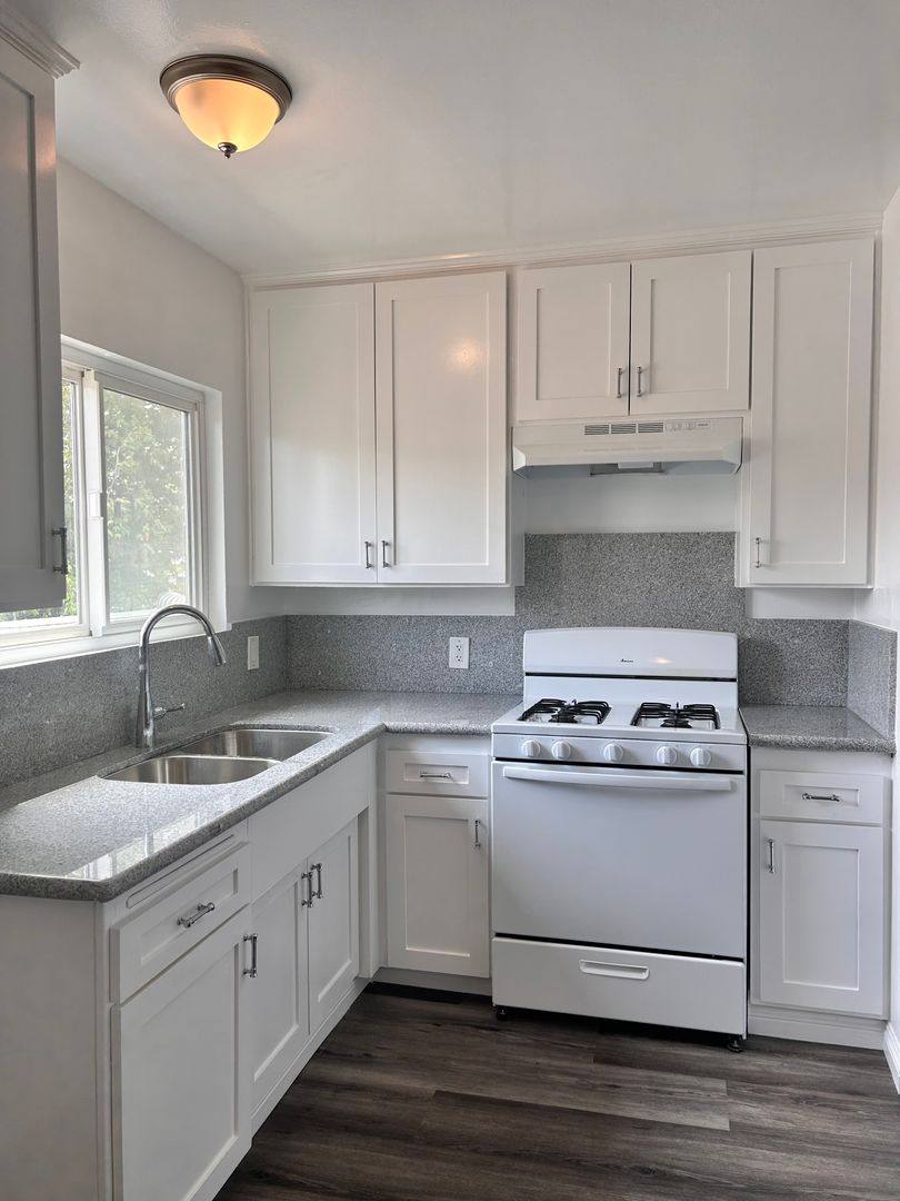 Apartment for rent at 320 Western Ave, Glendale, CA 91201