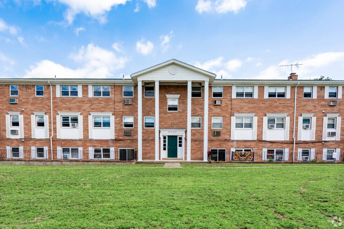 Apartment for rent at 11-21 Midland Ave, Wallington, NJ 07057