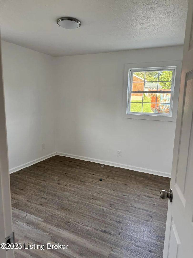 Apartment for rent at 10318 Greentree Lane, Louisville, KY 40272