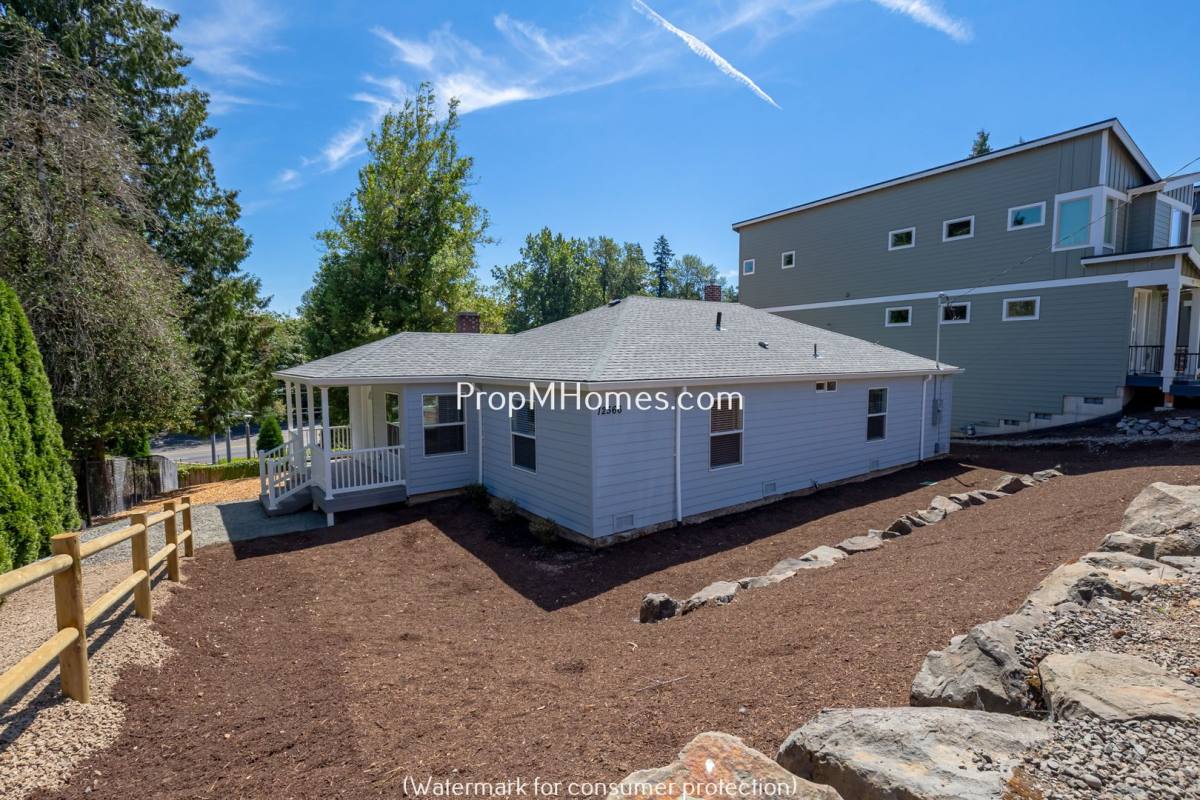 House for rent at 12566 SE 27th Ave, Portland, OR 97222