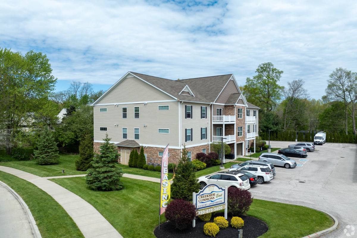 Apartment for rent at 401-407 Pleasant Meadow Blvd, Cuyahoga Falls, OH 44223