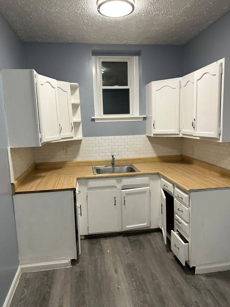 Apartment for rent at 16 Henry St, Hartford, CT 06114