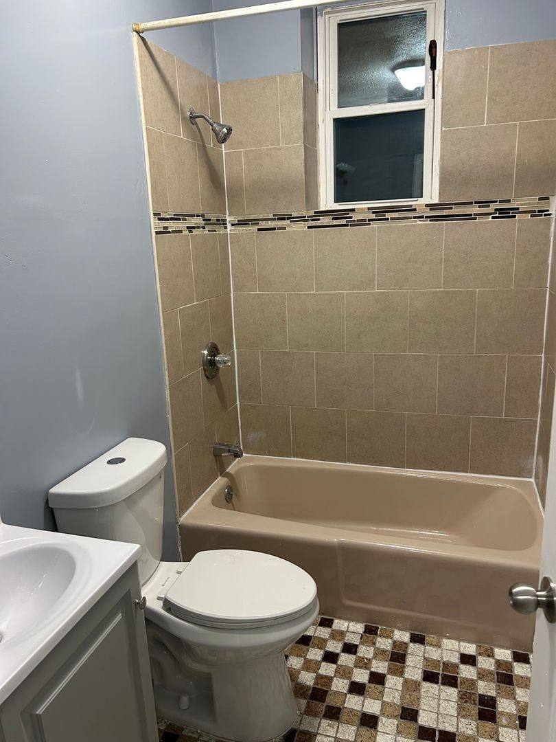 Apartment for rent at 16 Henry St, Hartford, CT 06114
