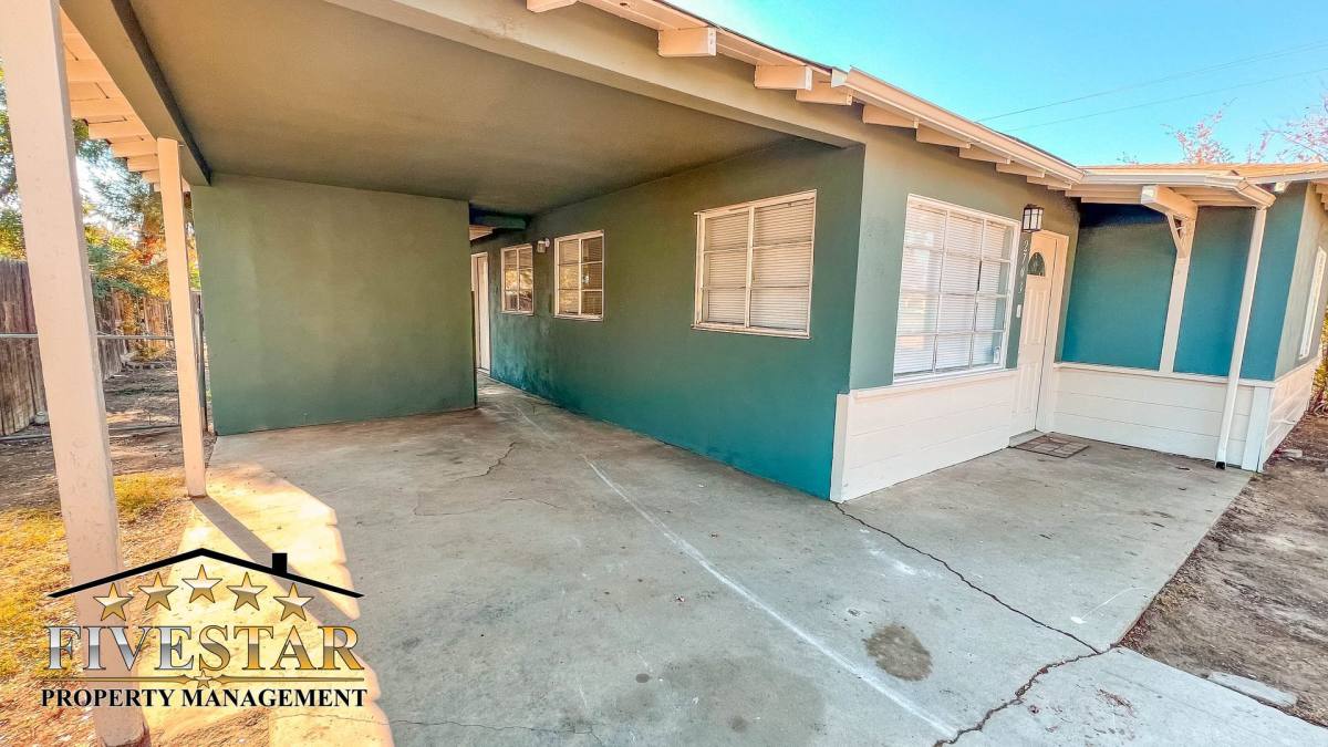 House for rent at 2703 Center St, Bakersfield, CA 93306