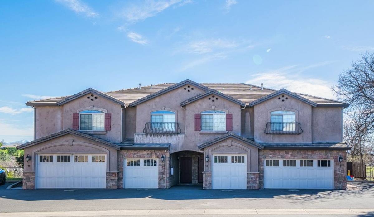 Townhouse for rent at 870 Mission Sierra Court, Redding, CA 96003