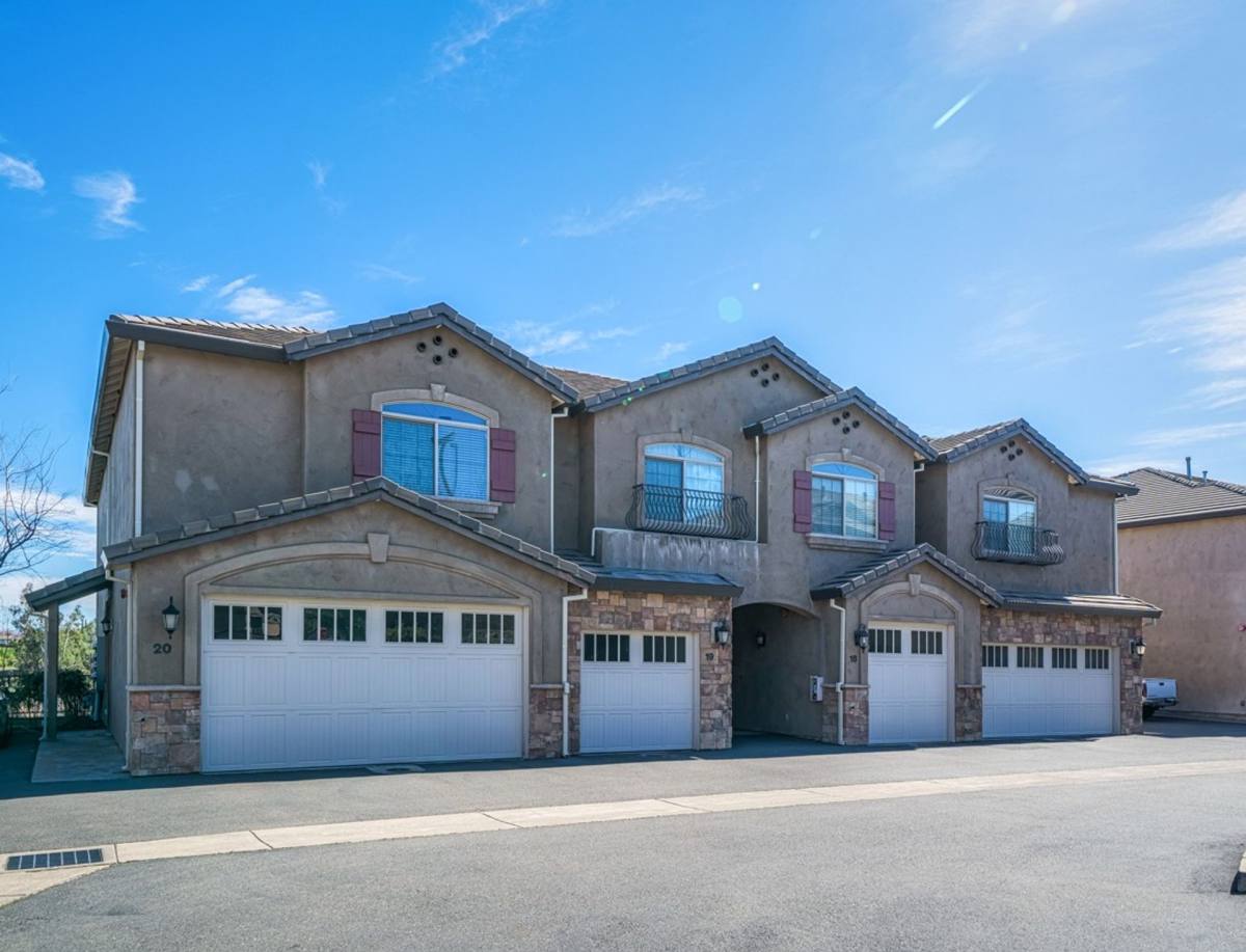 Townhouse for rent at 870 Mission Sierra Court, Redding, CA 96003
