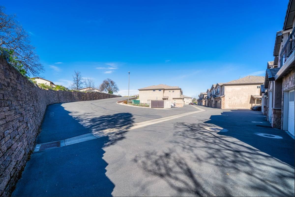 Townhouse for rent at 870 Mission Sierra Court, Redding, CA 96003