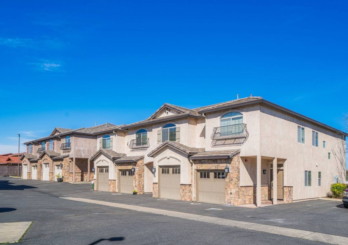 Townhouse for rent at 870 Mission Sierra Court, Redding, CA 96003