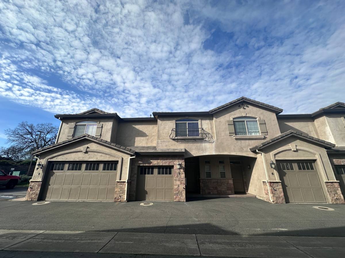 Townhouse for rent at 870 Mission Sierra Court, Redding, CA 96003