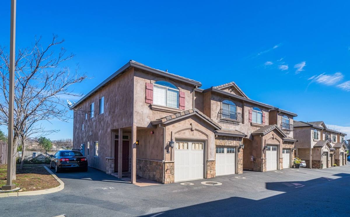 Townhouse for rent at 870 Mission Sierra Court, Redding, CA 96003