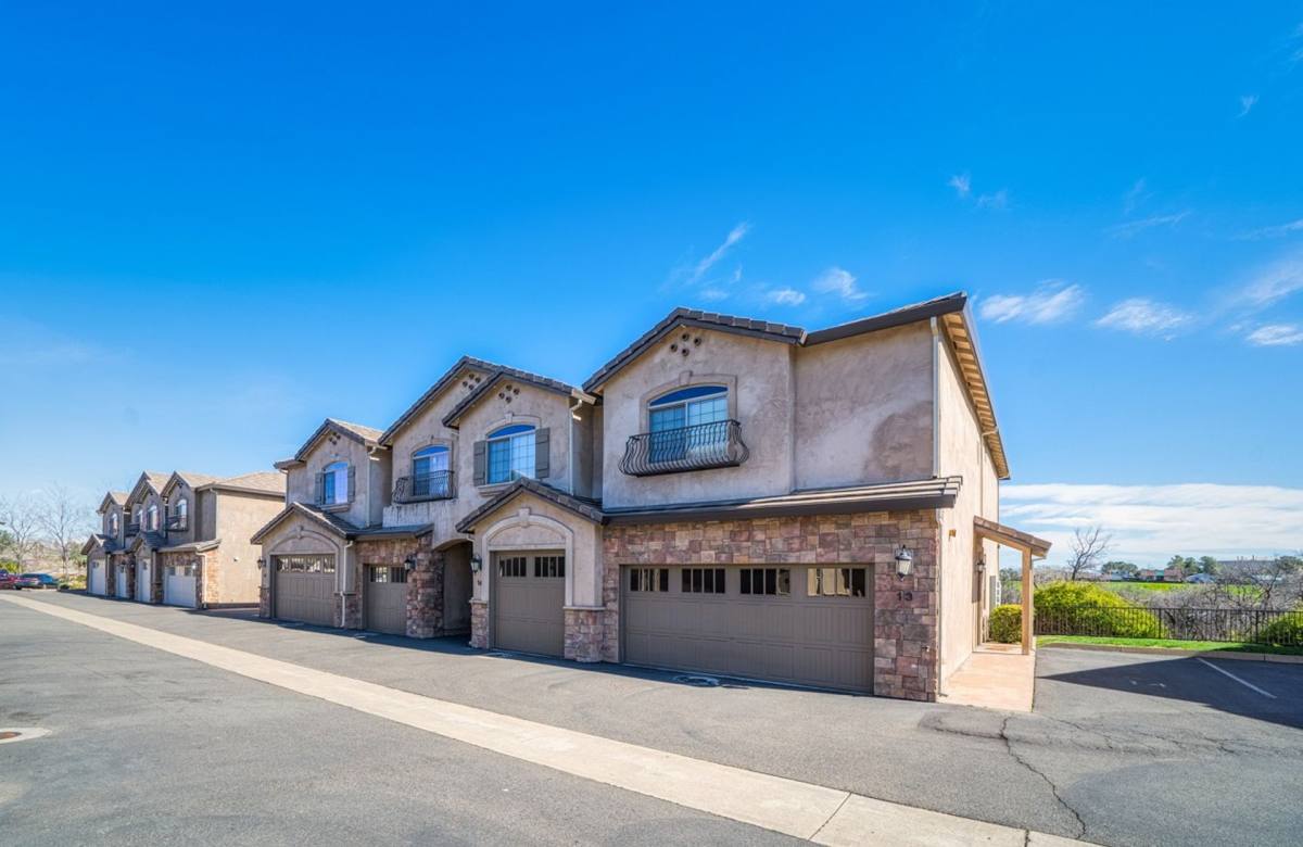 Townhouse for rent at 870 Mission Sierra Court, Redding, CA 96003