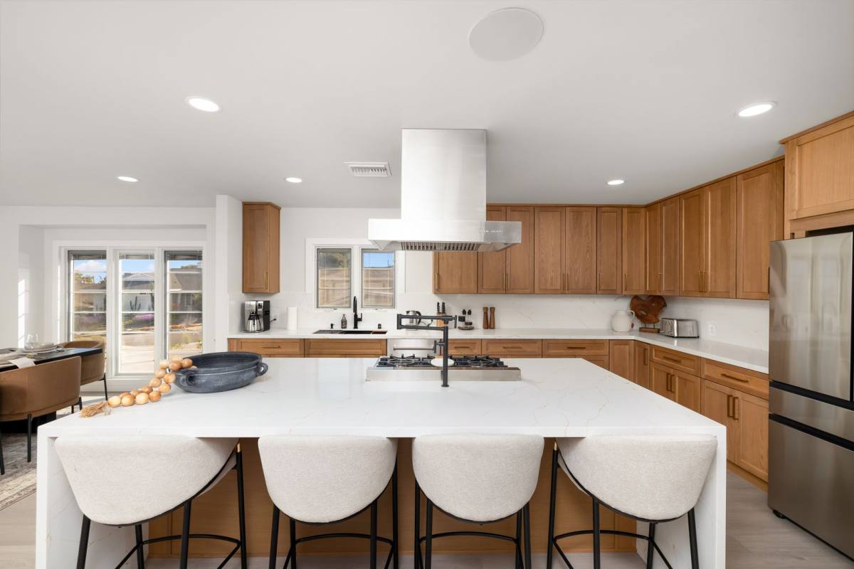 Apartment for rent at 4079 Athenian Way, Los Angeles, CA 90043