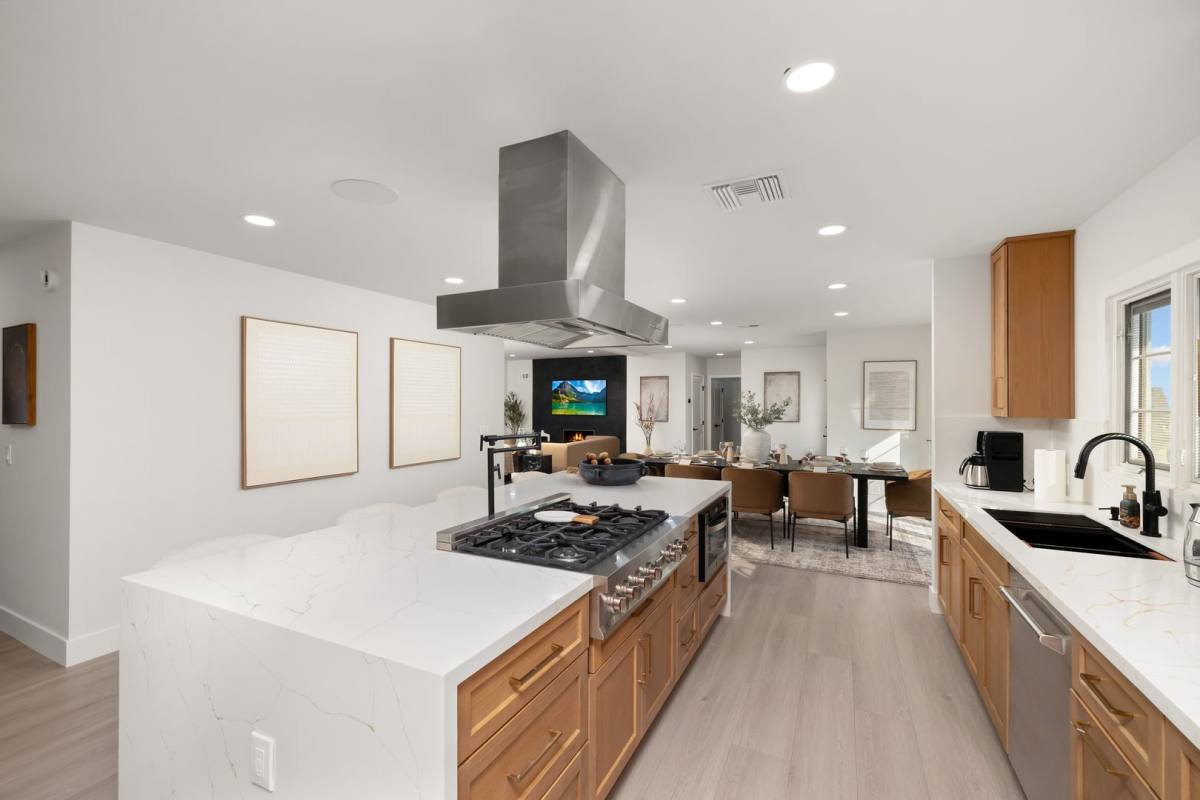 Apartment for rent at 4079 Athenian Way, Los Angeles, CA 90043