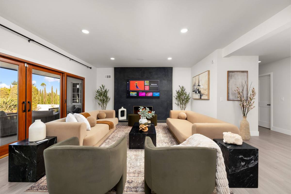 Apartment for rent at 4079 Athenian Way, Los Angeles, CA 90043