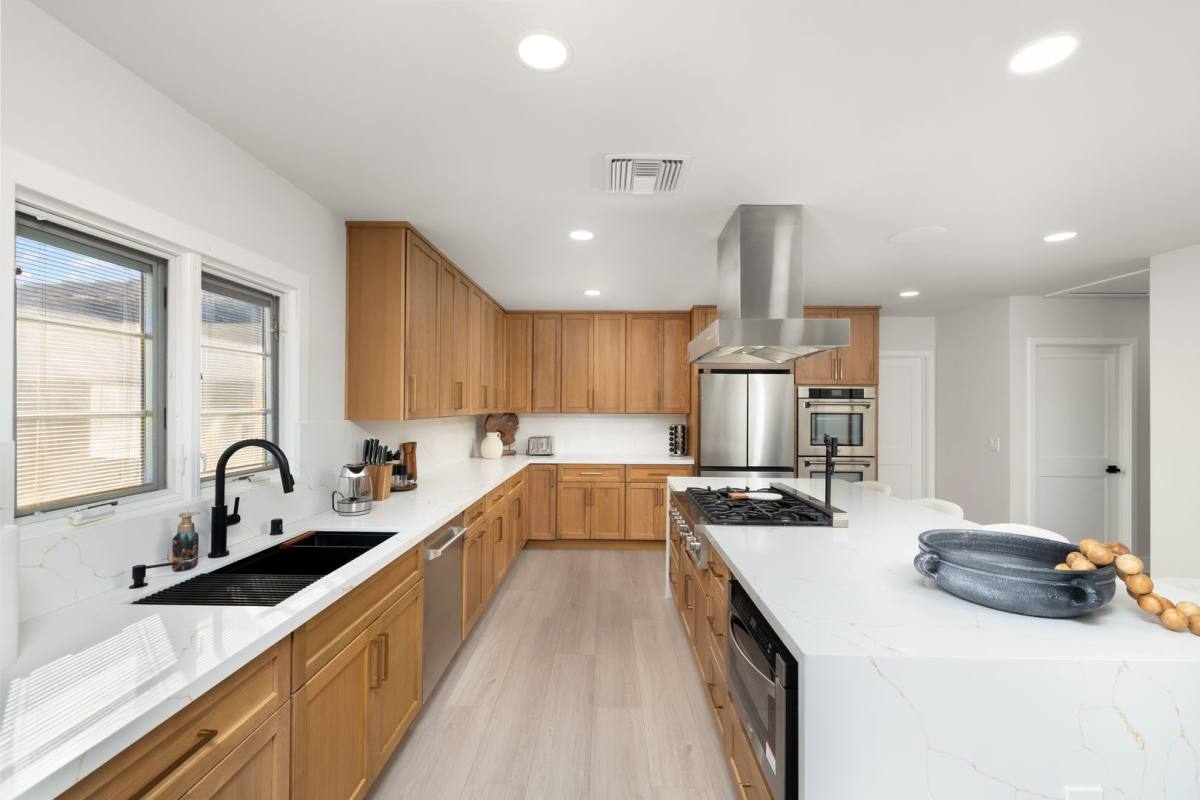 Apartment for rent at 4079 Athenian Way, Los Angeles, CA 90043