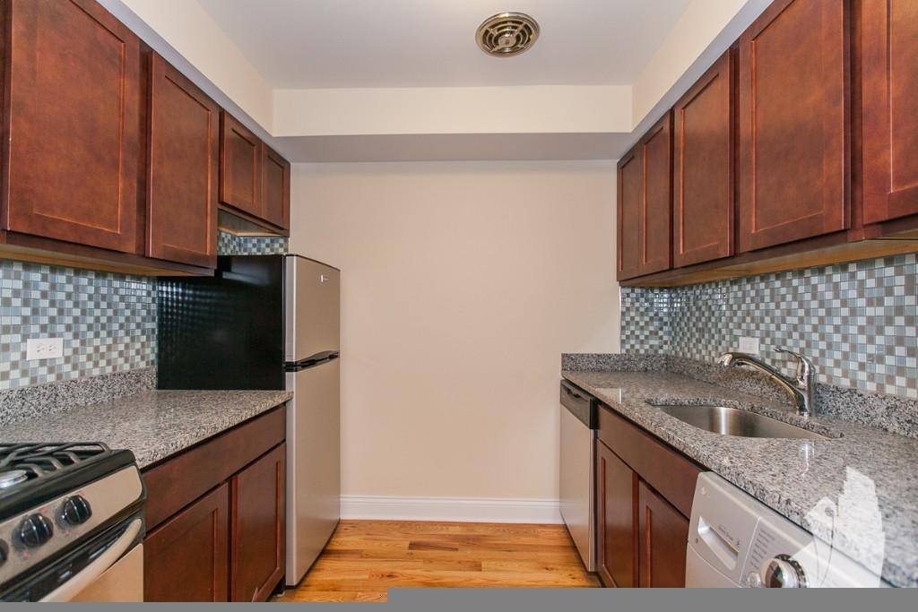 Apartment for rent at 555 W Arlington Place #206, Chicago, IL 60614