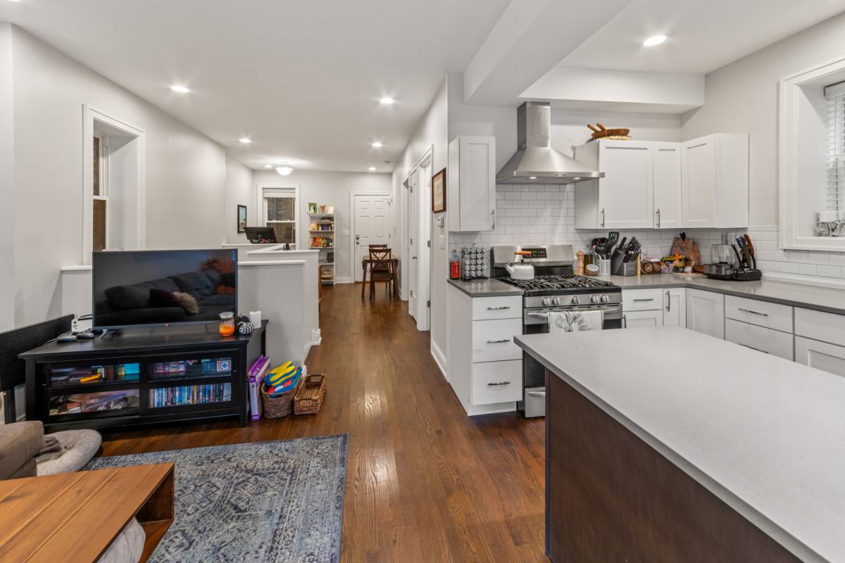 Apartment for rent at 856 N Hermitage #1R, Chicago, IL 60622