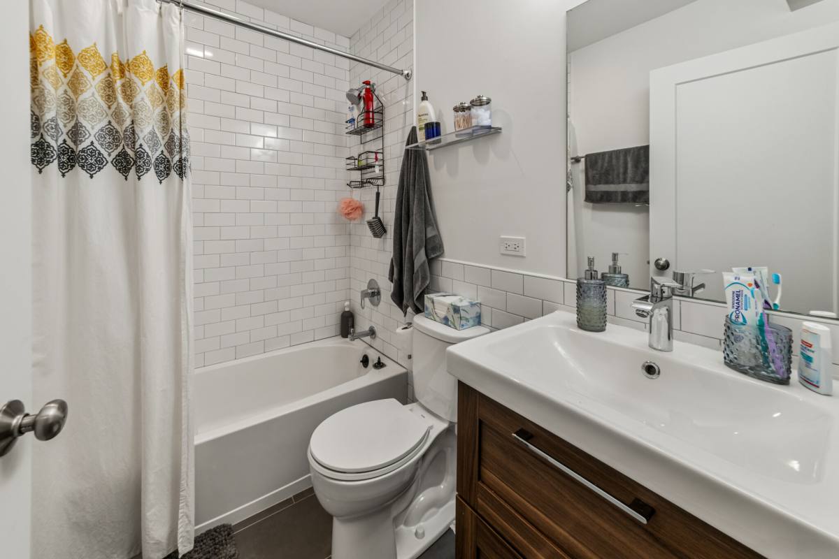 Apartment for rent at 856 N Hermitage #1R, Chicago, IL 60622