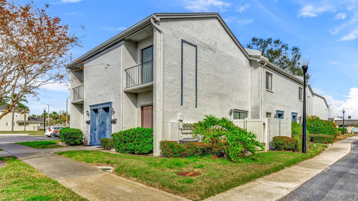 Townhouse for rent at 8800 Bardmoor Blvd, Seminole, FL 33777