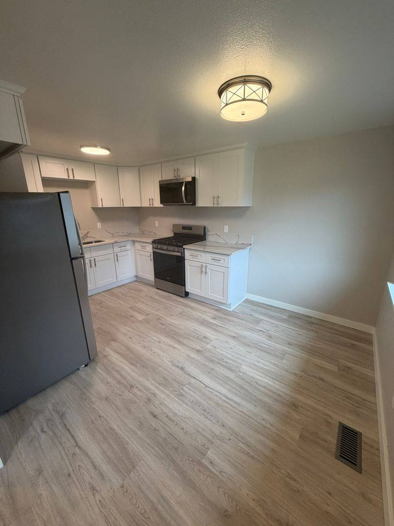 Townhouse for rent at 2840 Railroad St SE, Albany, OR 97322