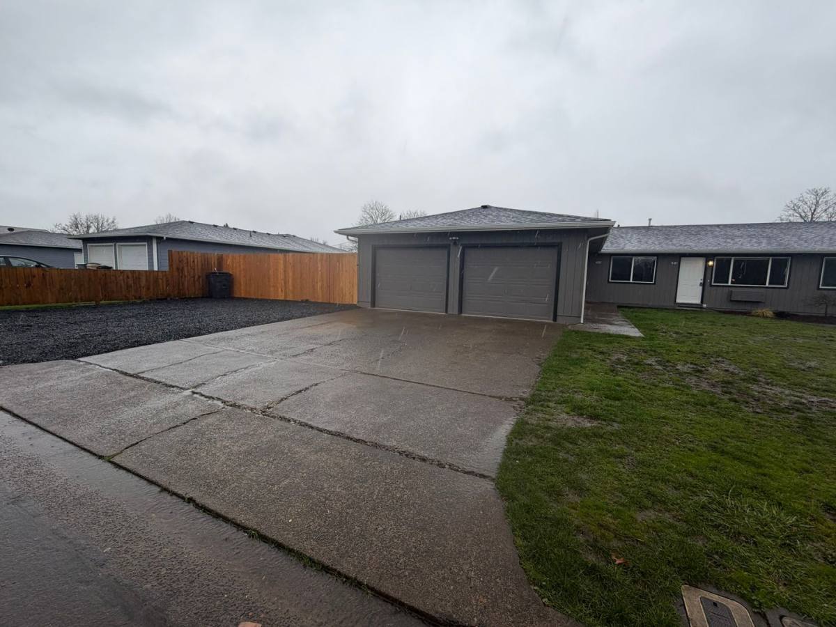 Townhouse for rent at 2910 Railroad St SE, Albany, OR 97322