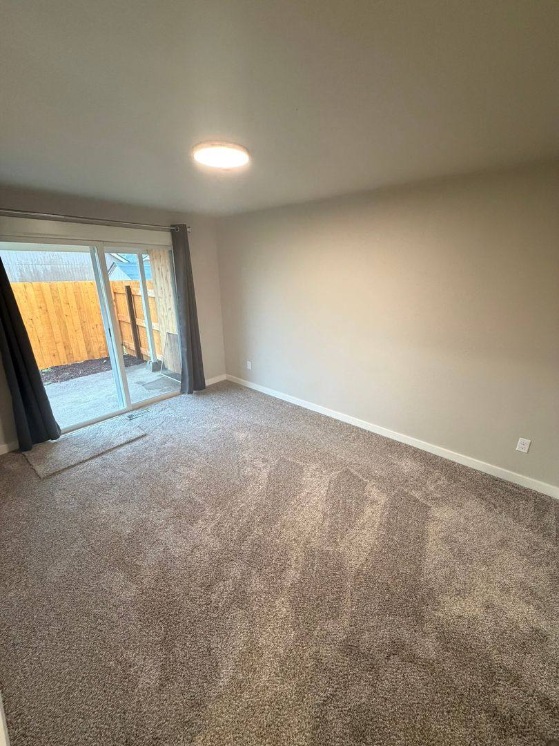 Townhouse for rent at 2910 Railroad St SE, Albany, OR 97322