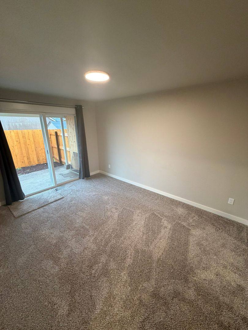Townhouse for rent at 2910 Railroad St SE, Albany, OR 97322