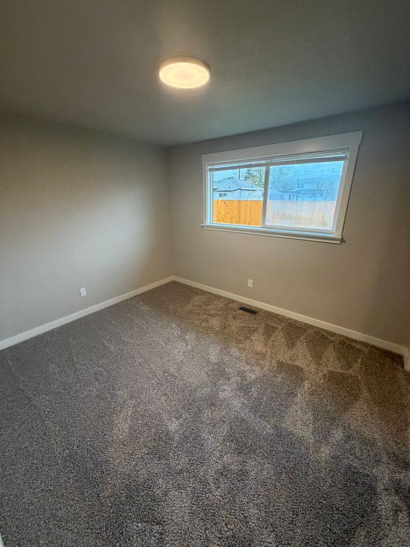 Townhouse for rent at 2910 Railroad St SE, Albany, OR 97322