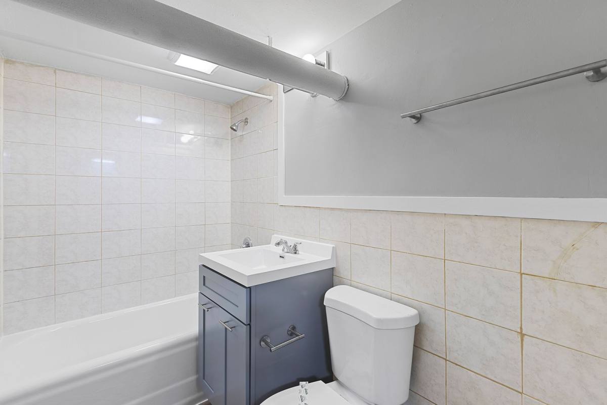 Apartment for rent at 1425 N Ave, Waukegan, IL 60085