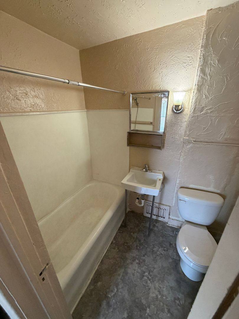 Apartment for rent at 1501 University Ave, Des Moines, IA 50314