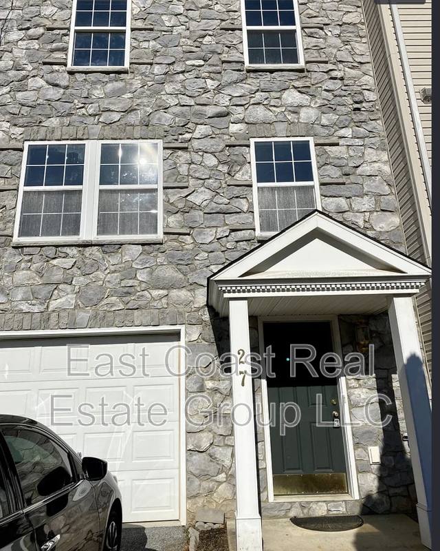Townhouse for rent at 27 Dunlap Dr, Charles Town, WV 25414