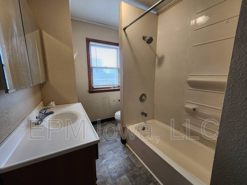 Apartment for rent at 604 1 2 W Seerley Blvd, Cedar Falls, IA 50613