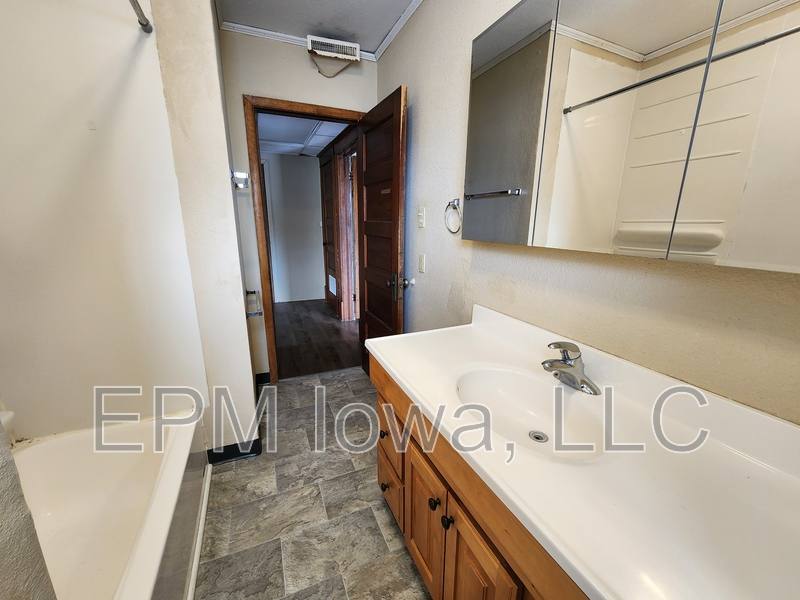 Apartment for rent at 604 1 2 W Seerley Blvd, Cedar Falls, IA 50613