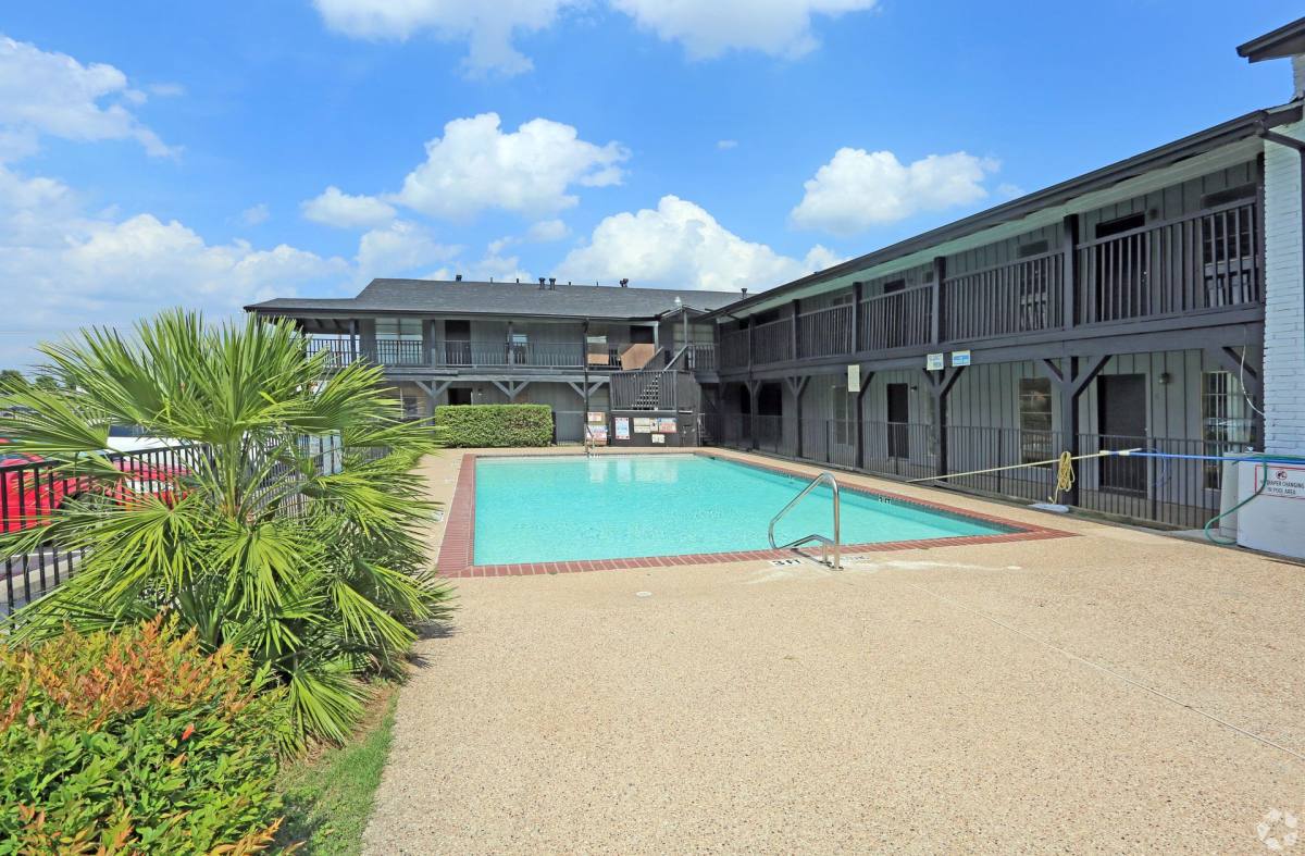 Apartment for rent at 6608 S Freeway, Fort Worth, TX 76134