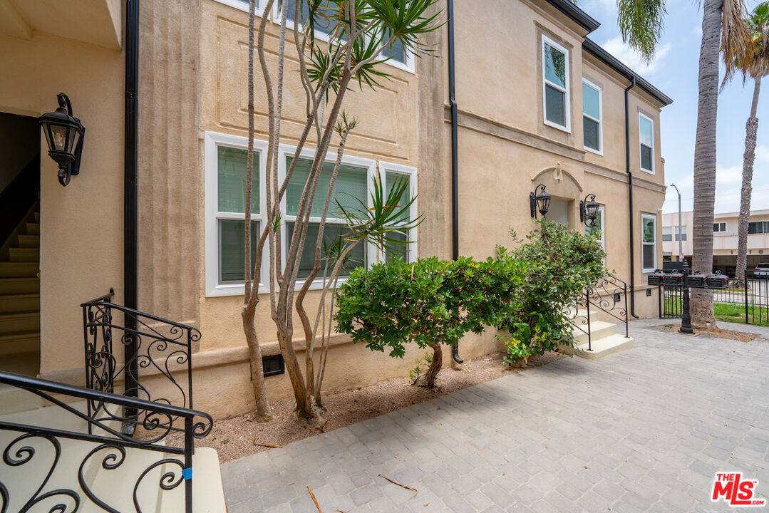 House for rent at 1117 S Wooster St, Los Angeles, CA 90035