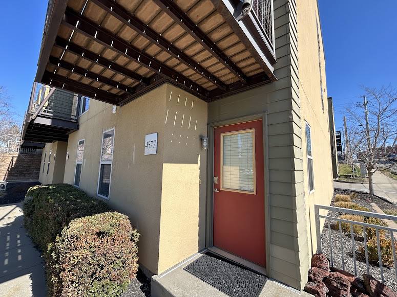 Townhouse for rent at 4577 Madison Ave, Kansas City, MO 64111
