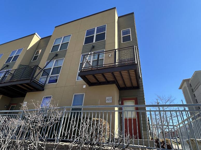 Townhouse for rent at 4577 Madison Ave, Kansas City, MO 64111