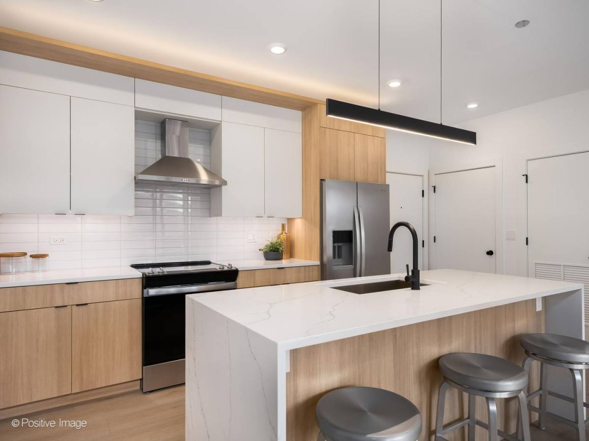 Apartment for rent at 4713 N Clark St #401, Chicago, IL 60640