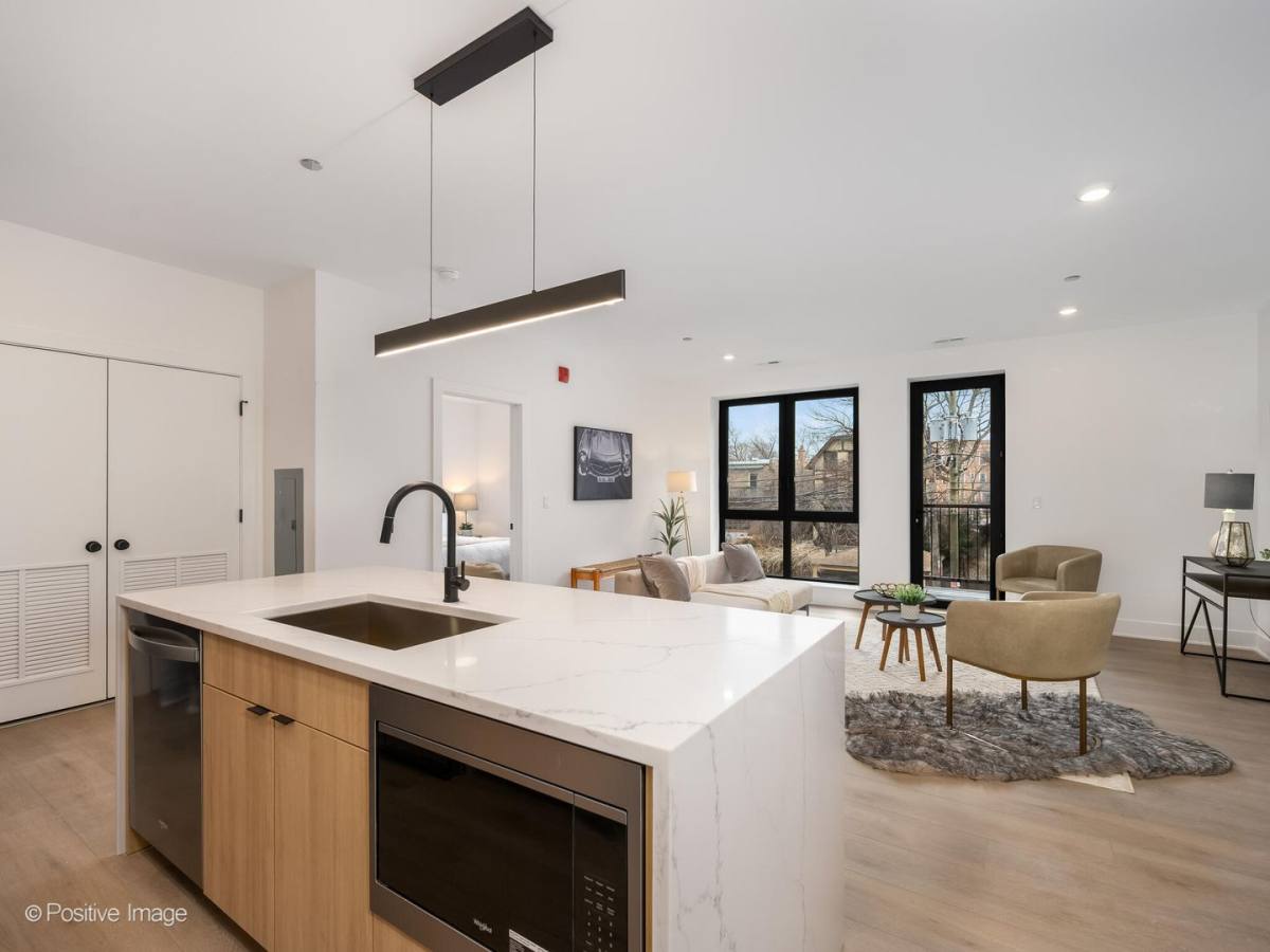 Apartment for rent at 4713 N Clark St #401, Chicago, IL 60640