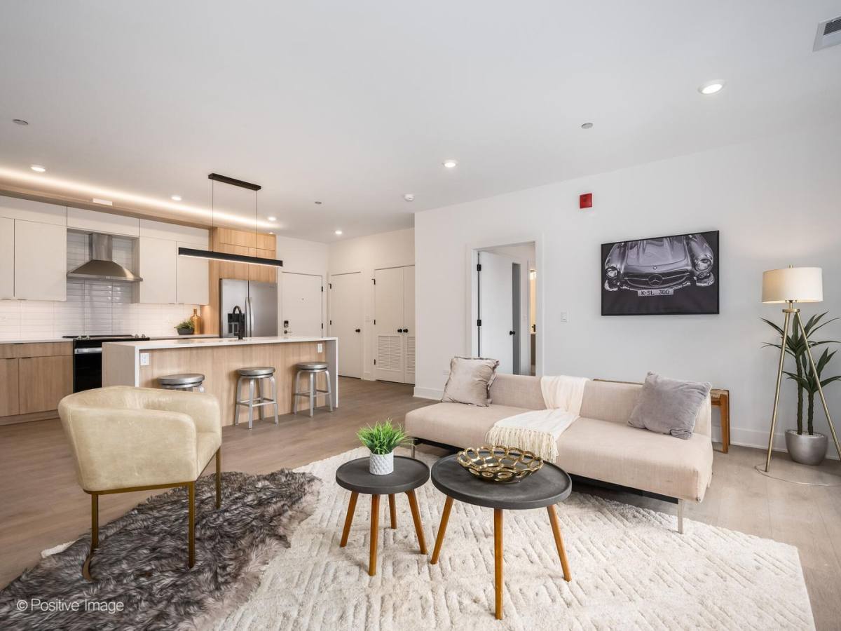 Apartment for rent at 4713 N Clark St #401, Chicago, IL 60640