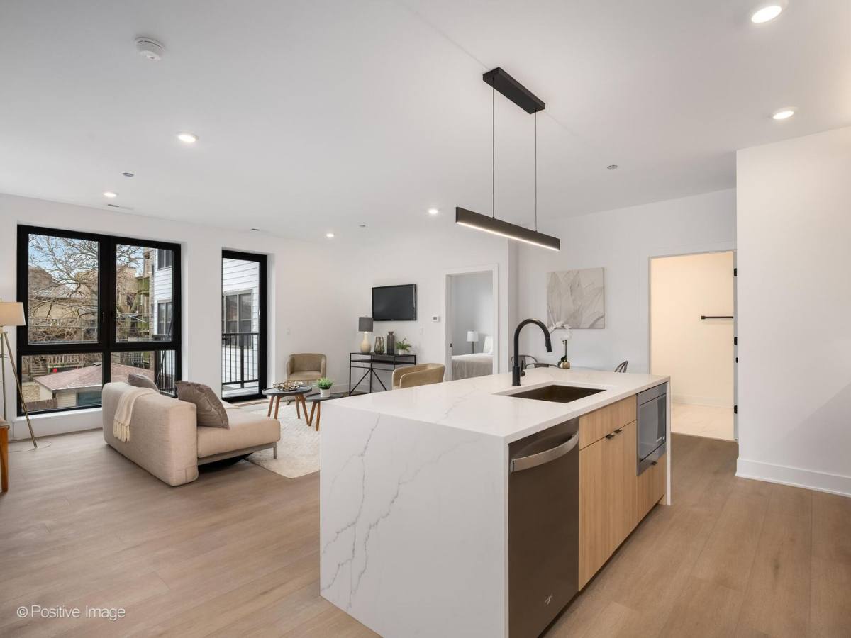 Apartment for rent at 4713 N Clark St #401, Chicago, IL 60640