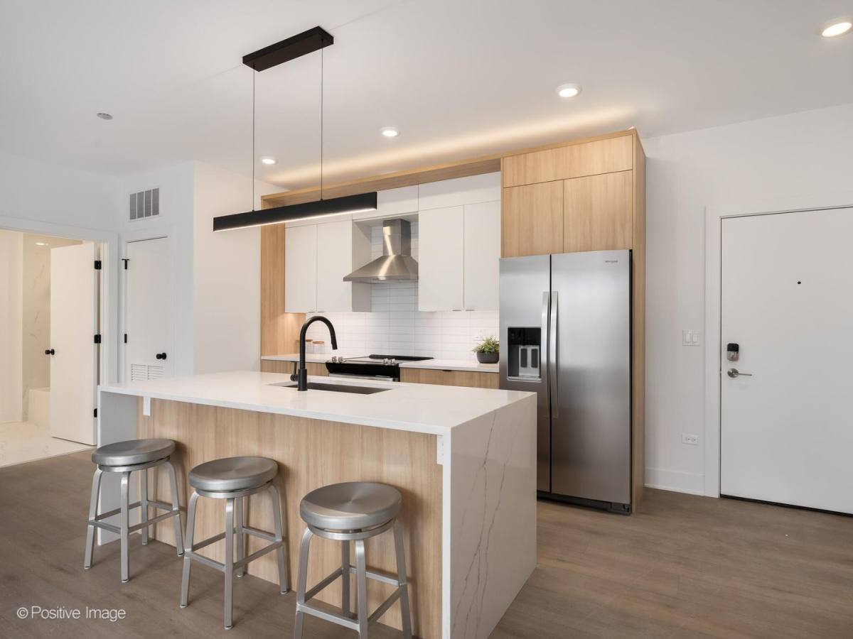 Apartment for rent at 4713 N Clark St #401, Chicago, IL 60640