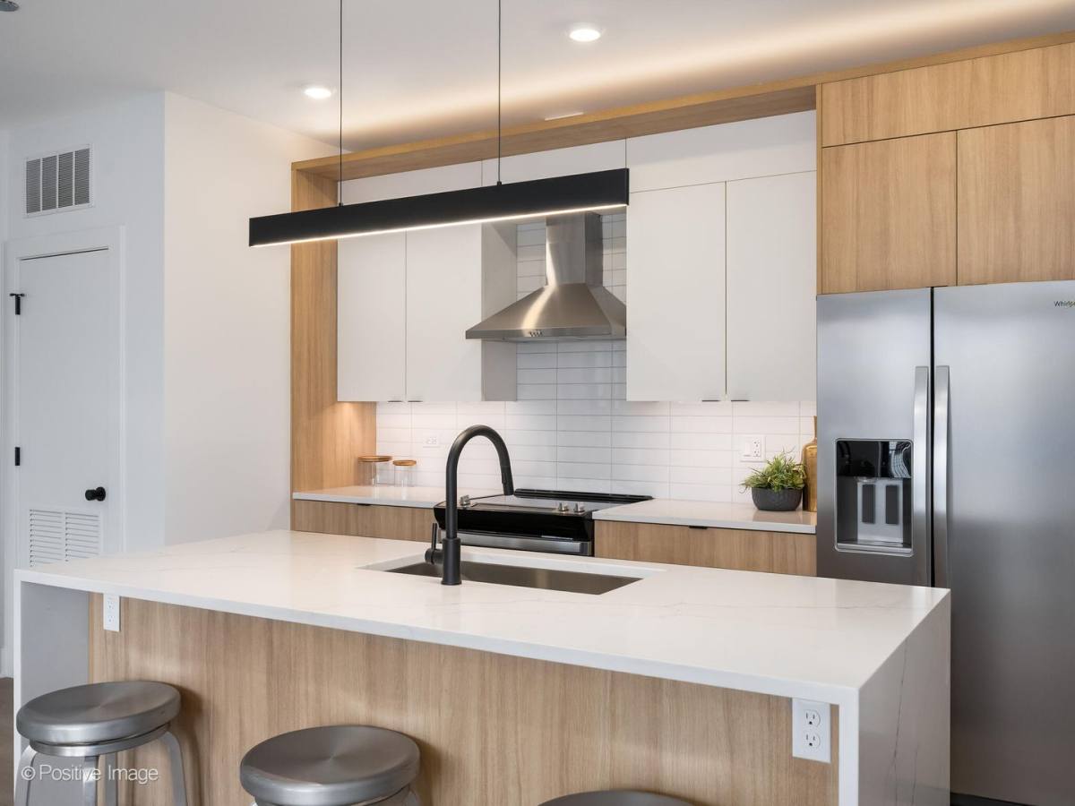 Apartment for rent at 4713 N Clark St #401, Chicago, IL 60640