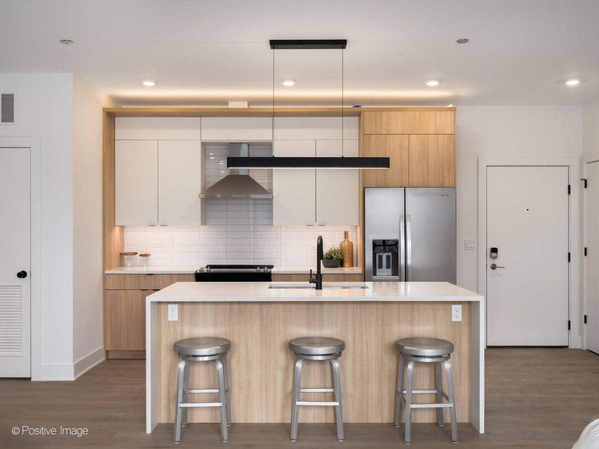 Apartment for rent at 4713 N Clark St #401, Chicago, IL 60640