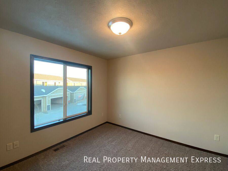 Townhouse for rent at 5822 S Whisper Creek Place, Sioux Falls, SD 57108