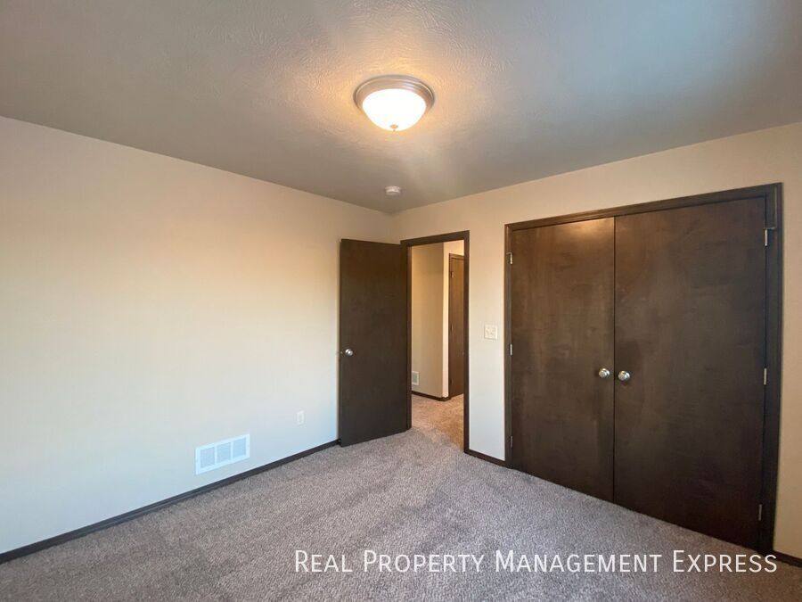 Townhouse for rent at 5822 S Whisper Creek Place, Sioux Falls, SD 57108