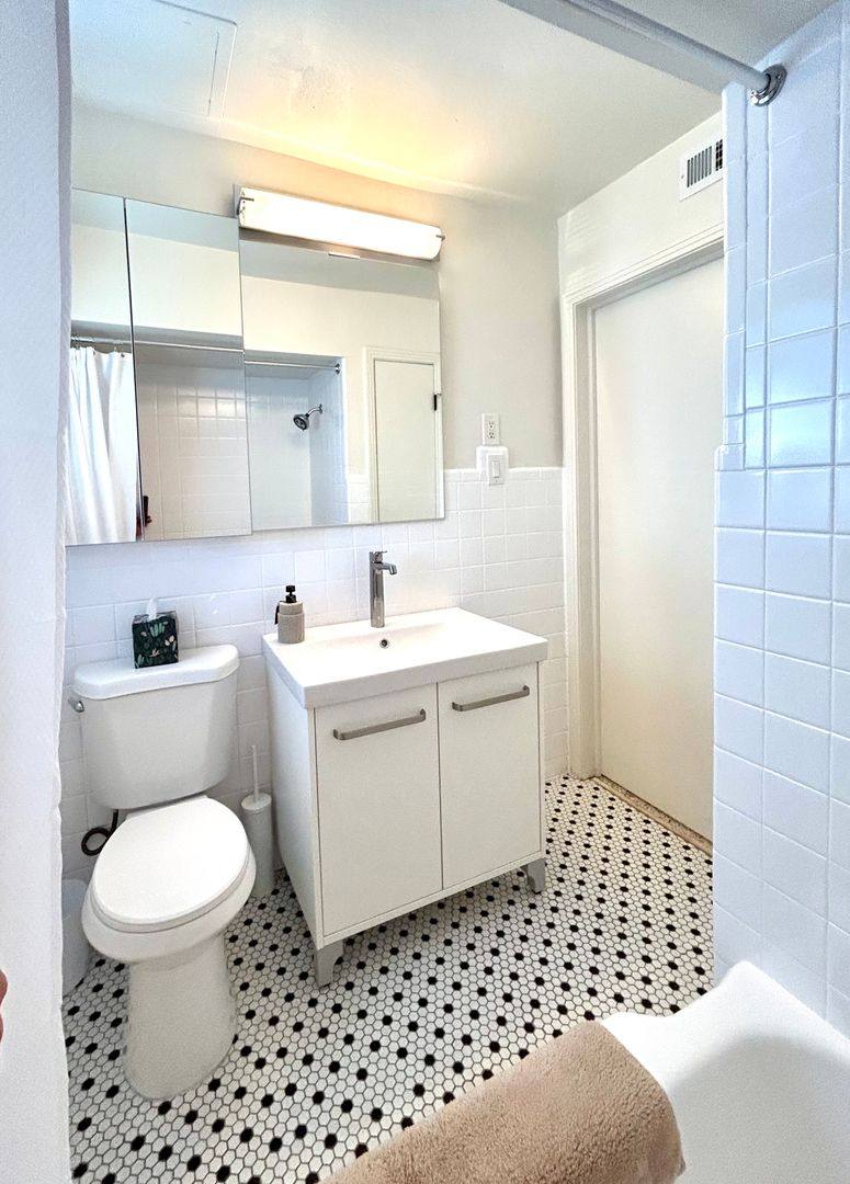 Apartment for rent at 201 Columbia Dr, Tampa, FL 33606